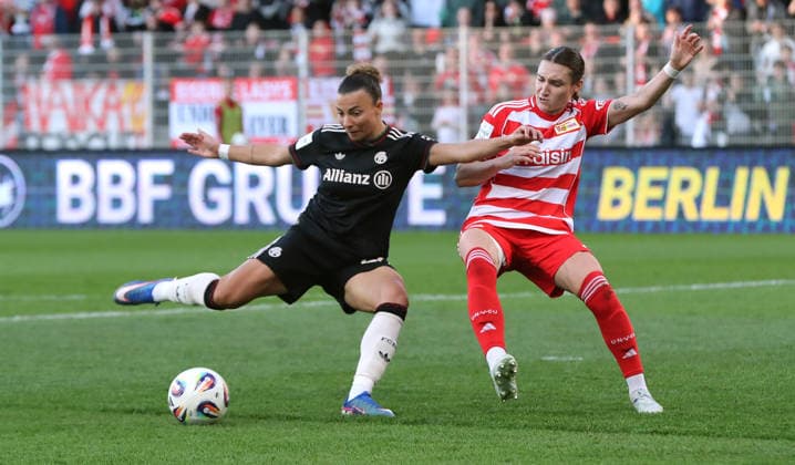 Arianna Caruso, Sophie Weidauer duel match scene Action Sport Soccer Football 1 Bundesliga Women Women 23 Matchday Season 2025 2026 22 04 2026 1 FC Union Berlin vs FC Bayern München FCB DFL regulations prohibit any use of photographs as image sequences and or quasi video