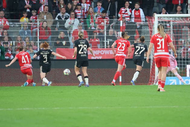 1 Soccer Bundesliga Women Union Berlin Bayern Munich, 22 04 2026 Goal, Lia Kamber Union Berlin, 41 scores to 2 2 against Stine Ballisager Pedersen Bayern Muenchen, 3 into the goal, during the match in the 1 Soccer Bundesliga Women Union Berlin Bayern Munich in Berlin, Stadion An der Alten Försterei , on 22 04 2026 DFB regulations prohibit any use of photographs as image sequences and or quasi video Copyright: xBEAUTIFULxSPORTS Frankex