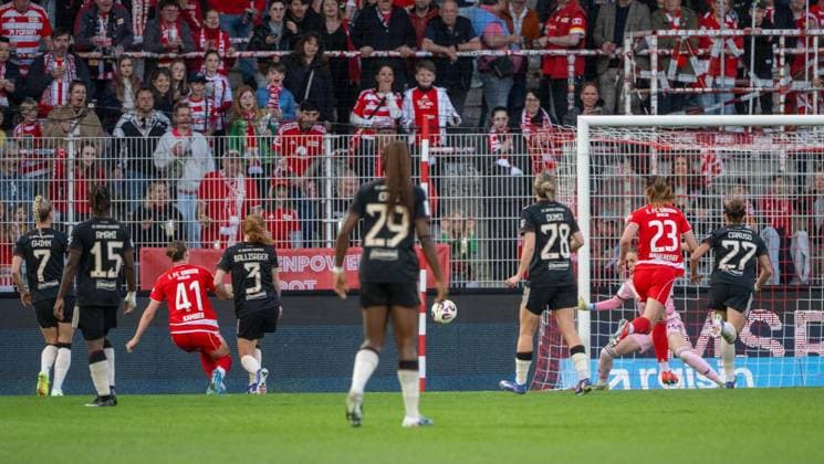 Soccer, Women, Season 2025 2026, Google Pixel Women Bundesliga 23 Matchday , 1 FC Union Berlin FC Bayern Munich, Lia Kamber 3 v l , 1 Women 1 FC Union scores the goal to 2 2 against goalkeeper Ena Mahmutovic FC Bayern Munich , 22 04 2026, Copyright: xMatthiasxKochx