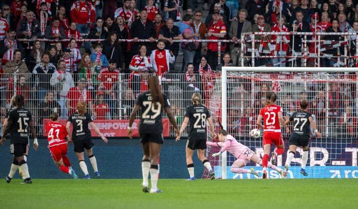 Soccer, Women, Season 2025 2026, Google Pixel Women Bundesliga 23 Matchday , 1 FC Union Berlin FC Bayern Munich, Lia Kamber 2 v l , 1 Women 1 FC Union scores the goal to 2 2 against goalkeeper Ena Mahmutovic FC Bayern Munich , 22 04 2026, Copyright: xMatthiasxKochx