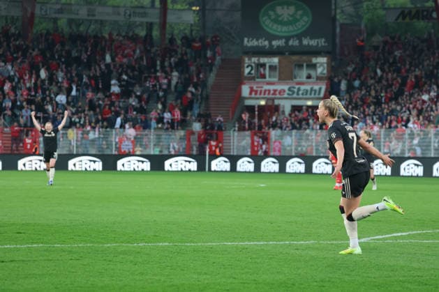 1 Fußball Bundesliga Frauen Union Berlin Bayern München, 22 04 2026 Goal celebration, cheering Giulia Gwinn Bayern Muenchen, 7 celebrates the goal to 2 3, during the match in the 1 Fußball Bundesliga Frauen Union Berlin Bayern München in Berlin, Stadion An der Alten Försterei , on 22 04 2026 DFB regulations prohibit any use of photographs as image sequences and or quasi video Copyright: xBEAUTIFULxSPORTS Frankex