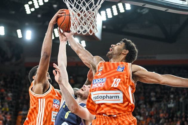 GER, BBL, ratiopharm Ulm vs Alba Berlin 22 04 2026, ratiopharm arena, Neu Ulm, GER, BBL, ratiopharm Ulm vs Alba Berlin, in the picture Joel Soriano Ulm, 12 , Malte Delow Berlin, 6 , Mark Smith Ulm, 13 , Fight for the rebound nordphotoxGmbHx xHafner nph00200