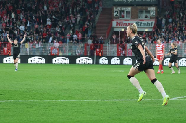 1 Fußball Bundesliga Frauen Union Berlin Bayern München, 22 04 2026 Goal celebration, cheering Giulia Gwinn Bayern Muenchen, 7 celebrates the goal to 2 3, during the match in the 1 Fußball Bundesliga Frauen Union Berlin Bayern München in Berlin, Stadion An der Alten Försterei , on 22 04 2026 DFB regulations prohibit any use of photographs as image sequences and or quasi video Copyright: xBEAUTIFULxSPORTS Frankex