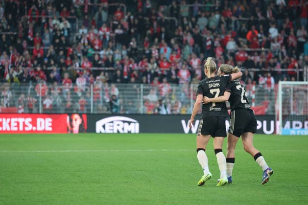 1 Soccer Bundesliga Women Union Berlin Bayern Munich, 22 04 2026 Goal celebration, cheering Giulia Gwinn Bayern Muenchen, 7 cheers with Barbara Dunst Bayern Muenchen, 28 about the goal to 2 3, during the match in the 1 Soccer Bundesliga Women Union Berlin Bayern Munich in Berlin, Stadion An der Alten Försterei , on 22 04 2026 DFB regulations prohibit any use of photographs as image sequences and or quasi video Copyright: xBEAUTIFULxSPORTS Frankex