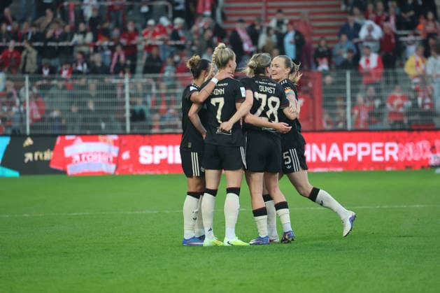 1 Soccer Bundesliga Women Union Berlin Bayern Munich, 22 04 2026 Goal celebration, cheering Giulia Gwinn Bayern Muenchen, 7 cheers with Barbara Dunst Bayern Muenchen, 28 and Magdalena Eriksson Bayern Muenchen, 5 about the goal to 2 3, during the match in the 1 Soccer Bundesliga Women Union Berlin Bayern Munich in Berlin, Stadion An der Alten Försterei , on 22 04 2026 DFB regulations prohibit any use of photographs as image sequences and or quasi video Copyright: xBEAUTIFULxSPORTS Frankex