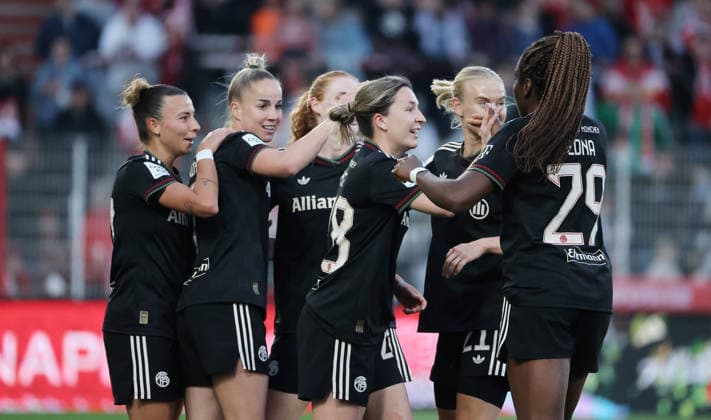 Lisa Heiseler cheers with teammates after scoring 2 3 Joy Emotion Cheering Sport Football Soccer 1 Bundesliga Women Women 23 Matchday Season 2025 2026 22 04 2026 1 FC Union Berlin vs FC Bayern München FCB DFL regulations prohibit any use of photographs as image sequences and or quasi video