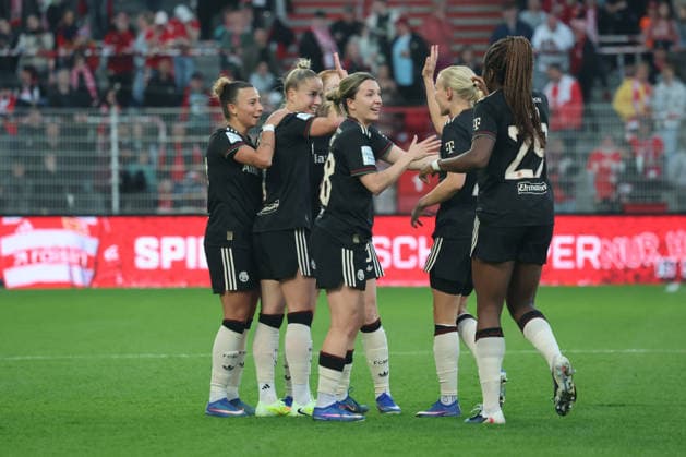 1 Soccer Bundesliga Women Union Berlin Bayern Munich, 22 04 2026 Goal celebration, cheering Giulia Gwinn Bayern Muenchen, 7 cheers with Barbara Dunst Bayern Muenchen, 28 and Magdalena Eriksson Bayern Muenchen, 5 about the goal to 2 3, during the match in the 1 Soccer Bundesliga Women Union Berlin Bayern Munich in Berlin, Stadion An der Alten Försterei , on 22 04 2026 DFB regulations prohibit any use of photographs as image sequences and or quasi video Copyright: xBEAUTIFULxSPORTS Frankex