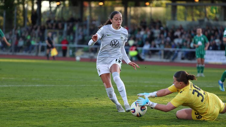 Bremen vs VfL, BL Women Bremen, 22 04 2026, Football, Women, Google Pixel Bundesliga, Season 2025 2026, SV Werder Bremen vs VfL Wolfsburg, Kessya Bussy VfL Wolfsburg , Goalkeeper Mariella El Sherif Werder Bremen Germany