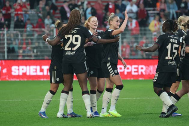 1 Soccer Bundesliga Women Union Berlin Bayern Munich, 22 04 2026 Goal celebration, cheering Giulia Gwinn Bayern Muenchen, 7 cheers with Barbara Dunst Bayern Muenchen, 28 and Magdalena Eriksson Bayern Muenchen, 5 , Edna Imade Bayern Muenchen, 29 , Bernadette Kakounan Amani Bayern Muenchen, 15 on the goal to 2 3, during the match in the 1 Football Bundesliga Womens Union Berlin Bayern Munich in Berlin, Stadion An der Alten Försterei , on 22 04 2026 DFB regulations prohibit any use of photographs as image sequences and or quasi video Copyright: xBEAUTIFULxSPORTS Frankex