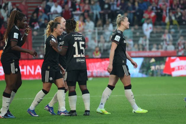 1 Soccer Bundesliga Women Union Berlin Bayern Munich, 22 04 2026 Goal celebration, cheering Giulia Gwinn Bayern Muenchen, 7 cheers with Barbara Dunst Bayern Muenchen, 28 and Magdalena Eriksson Bayern Muenchen, 5 , Edna Imade Bayern Muenchen, 29 , Bernadette Kakounan Amani Bayern Muenchen, 15 on the goal to 2 3, during the match in the 1 Football Bundesliga Womens Union Berlin Bayern Munich in Berlin, Stadion An der Alten Försterei , on 22 04 2026 DFB regulations prohibit any use of photographs as image sequences and or quasi video Copyright: xBEAUTIFULxSPORTS Frankex