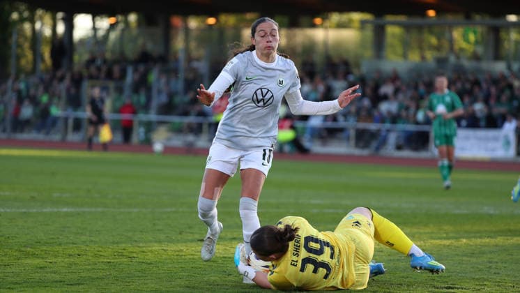 Bremen vs VfL, BL Women Bremen, 22 04 2026, Football, Women, Google Pixel Bundesliga, Season 2025 2026, SV Werder Bremen vs VfL Wolfsburg, Kessya Bussy VfL Wolfsburg , Goalkeeper Mariella El Sherif Werder Bremen Germany