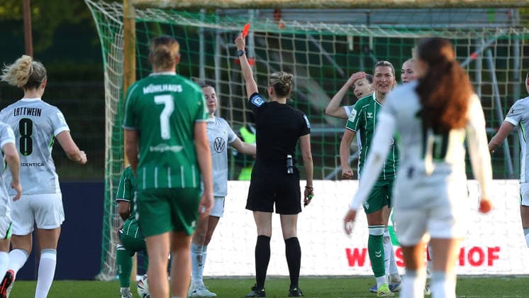 Bremen vs VfL, BL Women Bremen, 22 04 2026, Football, Women, Google Pixel Bundesliga, Season 2025 2026, SV Werder Bremen vs VfL Wolfsburg, Referee shows Janou Levels VfL Wolfsburg the red card Germany