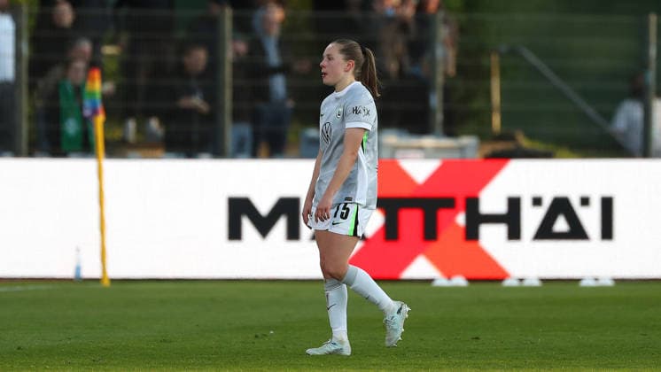 Bremen vs VfL, BL Women Bremen, 22 04 2026, Football, Women, Google Pixel Bundesliga, Season 2025 2026, SV Werder Bremen vs VfL Wolfsburg, Janou Levels VfL Wolfsburg after the yellow red card on the way to the dressing room Germany