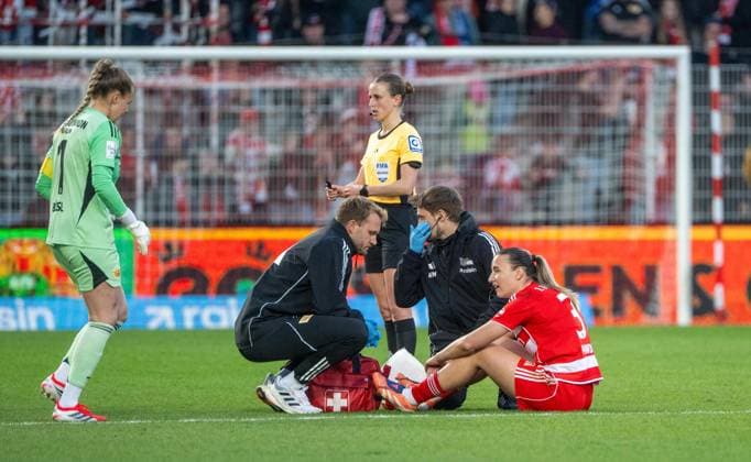 Soccer, Women, Season 2025 2026, Google Pixel Women Bundesliga 23 Matchday , 1 FC Union Berlin FC Bayern Munich, v l Goalkeeper Cara Bösl 1 Women 1 FC Union , Tanja Pawollek 1 Women 1 FC Union , 22 04 2026, Copyright: xMatthiasxKochx