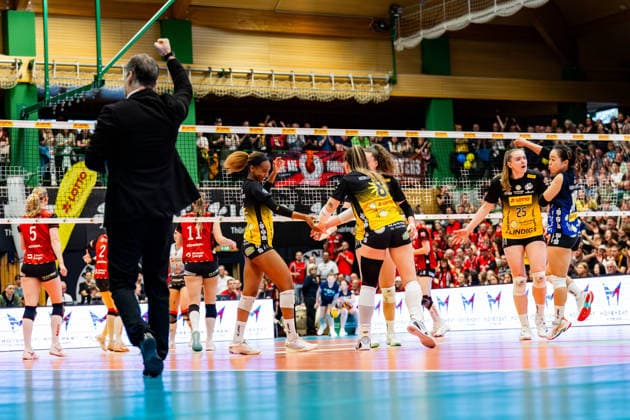 22 04 2026, GER, Volleyball, 1 Bl, Women, Season 25 26, Final PlayOff Best of 5 , VfB 91 Suhl Lotto Thueringen Dresdner SC Laszlo Hollosy VfB 91 Suhl Lotto Thueringen celebrating together with Xiang Chen Lai VfB 91 Suhl Lotto Thueringen , Monika Brancuska VfB 91 Suhl Lotto Thueringen Sanaa Dotson VfB 91 Suhl Lotto Thueringen , Mackenzie Foley VfB 91 Suhl Lotto Thueringen , Roosa Laakkonen VfB 91 Suhl Lotto Thueringen 98527 Suhl Sporthalle Wolfsgrube Thüringen Germany