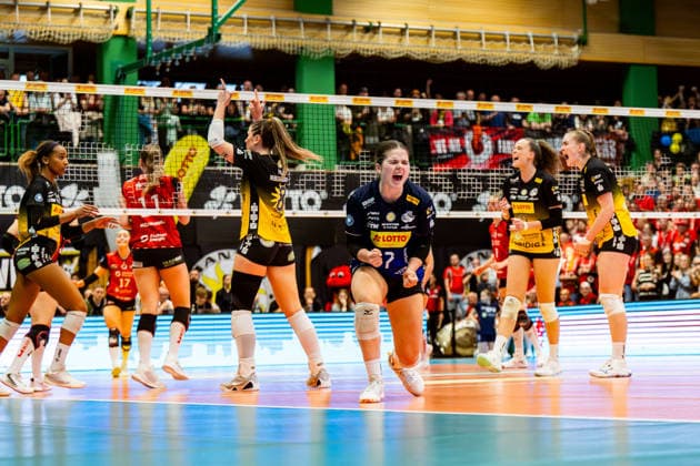 22 04 2026, GER, Volleyball, 1 Bl, Women, Season 25 26, Final PlayOff Best of 5 , VfB 91 Suhl Lotto Thueringen Dresdner SC Emma Sambale VfB 91 Suhl Lotto Thueringen celebrating together with the team 98527 Suhl Sporthalle Wolfsgrube Thüringen Germany