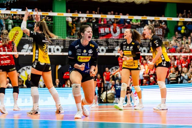 22 04 2026, GER, Volleyball, 1 Bl, Women, Season 25 26, Final PlayOff Best of 5 , VfB 91 Suhl Lotto Thueringen Dresdner SC Emma Sambale VfB 91 Suhl Lotto Thueringen celebrating together with the team 98527 Suhl Sporthalle Wolfsgrube Thüringen Germany