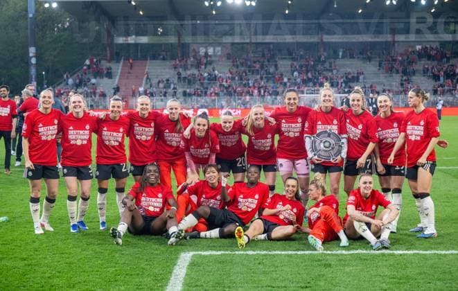 Fußball, Frauen, Saison 2025 2026, Google Pixel Frauen-Bundesliga (23. Spieltag), 1. FC Union Berlin -FC Bayern München, Bayern feiert die Meisterschaft, Jubel nach dem Abpfiff, 22.04. 2026, *** Soccer, Women, Season 2025 2026, Google Pixel Women Bundesliga 23 Matchday , 1 FC Union Berlin FC Bayern Munich, Bayern celebrates the championship, cheers after the final whistle, 22 04 2026, Copyright: xMatthiasxKochx