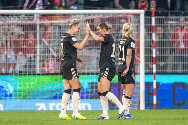 Soccer, Women, Season 2025 2026, Google Pixel Women Bundesliga 23 Matchday , 1 FC Union Berlin FC Bayern Munich, f l Giulia Gwinn FC Bayern Munich , Klara Bühl FC Bayern Munich , Cheering after the final whistle, 22 04 2026, Copyright: xMatthiasxKochx