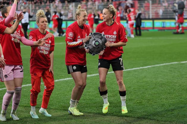1 Soccer Bundesliga Women Union Berlin Bayern Munich, 22 04 2026 Final cheer, victory, champion cheer, championship, Giulia Gwinn Bayern Muenchen, 7 cheers with Linda Dallmann Bayern Muenchen, 10 and teammates, during the match in the 1 Soccer Bundesliga Women Union Berlin Bayern Munich in Berlin, Stadion An der Alten Försterei , on 22 04 2026 DFB regulations prohibit any use of photographs as image sequences and or quasi video Copyright: xBEAUTIFULxSPORTS Frankex