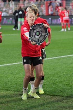 1 Soccer Bundesliga Women Union Berlin Bayern Munich, 22 04 2026 Final cheer, victory, champion cheer, championship, Giulia Gwinn Bayern Muenchen, 7 cheers with Linda Dallmann Bayern Muenchen, 10 and teammates, during the match in the 1 Soccer Bundesliga Women Union Berlin Bayern Munich in Berlin, Stadion An der Alten Försterei , on 22 04 2026 DFB regulations prohibit any use of photographs as image sequences and or quasi video Copyright: xBEAUTIFULxSPORTS Frankex