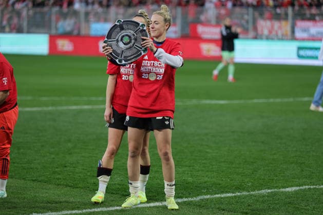 1 Soccer Bundesliga Women Union Berlin Bayern Munich, 22 04 2026 Final cheer, victory, champion cheer, championship, Bayern cheers, during the match in the 1 Soccer Bundesliga Women Union Berlin Bayern Munich in Berlin, Stadion An der Alten Försterei , on 22 04 2026 DFB regulations prohibit any use of photographs as image sequences and or quasi video Copyright: xBEAUTIFULxSPORTS Frankex