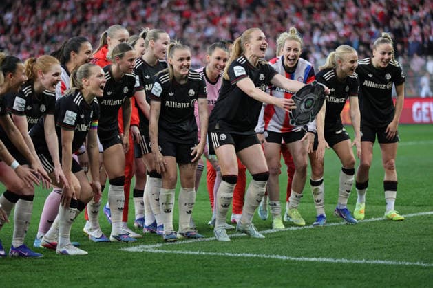 1 Soccer Bundesliga Women Union Berlin Bayern Munich, 22 04 2026 Final cheer, victory, champion cheer, championship, Bayern cheers, during the match in the 1 Soccer Bundesliga Women Union Berlin Bayern Munich in Berlin, Stadion An der Alten Försterei , on 22 04 2026 DFB regulations prohibit any use of photographs as image sequences and or quasi video Copyright: xBEAUTIFULxSPORTS Frankex