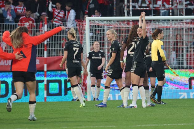 1 Soccer Bundesliga Women Union Berlin Bayern Munich, 22 04 2026 Final cheer, victory, champion cheer, championship, Bayern cheers, during the match in the 1 Soccer Bundesliga Women Union Berlin Bayern Munich in Berlin, Stadion An der Alten Försterei , on 22 04 2026 DFB regulations prohibit any use of photographs as image sequences and or quasi video Copyright: xBEAUTIFULxSPORTS Frankex