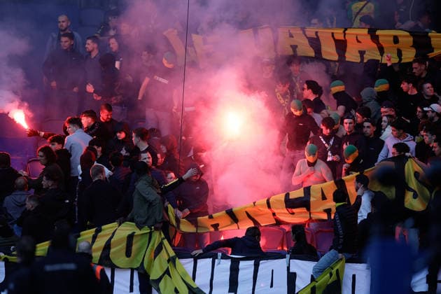 2026 04 22 Paris, France la Ligue 1 Paris Saint Germain FC Nantes the Ultras of FC Nantes, pyrotechnics, pyro, smoke, fire, riot, bengalos, smoke bombs, pirotecnica, fumo, fuoco, sparklers Copyright: AntonioxBorga