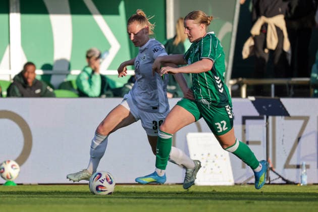 22 04 2026, xgrfx, Soccer Google Pixel Women Bundesliga, SV Werder Bremen VfL Wolfsburg v l Sarai Linder VfL Wolfsburg , Sarah Gutmann Werder Bremen DFL DFB REGULATIONS PROHIBIT ANY USE OF PHOTOGRAPHS as IMAGE SEQUENCES and or QUASI VIDEO Bremen