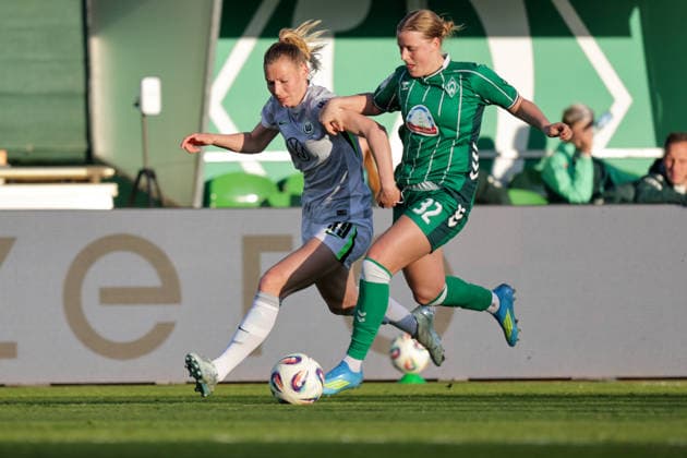 22 04 2026, xgrfx, Soccer Google Pixel Women Bundesliga, SV Werder Bremen VfL Wolfsburg v l Sarai Linder VfL Wolfsburg , Sarah Gutmann Werder Bremen DFL DFB REGULATIONS PROHIBIT ANY USE OF PHOTOGRAPHS as IMAGE SEQUENCES and or QUASI VIDEO Bremen