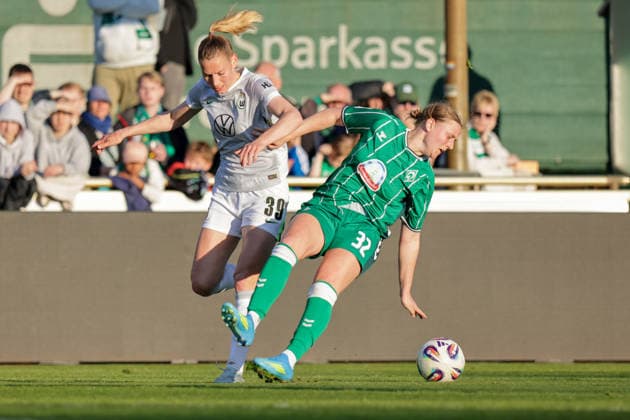 22 04 2026, xgrfx, Soccer Google Pixel Women Bundesliga, SV Werder Bremen VfL Wolfsburg v l Sarai Linder VfL Wolfsburg , Sarah Gutmann Werder Bremen DFL DFB REGULATIONS PROHIBIT ANY USE OF PHOTOGRAPHS as IMAGE SEQUENCES and or QUASI VIDEO Bremen