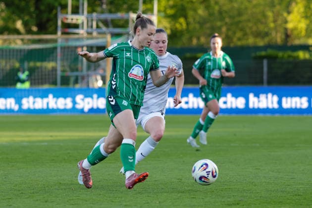 22 04 2026, xgrfx, Soccer Google Pixel Women Bundesliga, SV Werder Bremen VfL Wolfsburg v l Michelle Weiß Werder Bremen , Janou Levels VfL Wolfsburg DFL DFB REGULATIONS PROHIBIT ANY USE OF PHOTOGRAPHS as IMAGE SEQUENCES and or QUASI VIDEO Bremen
