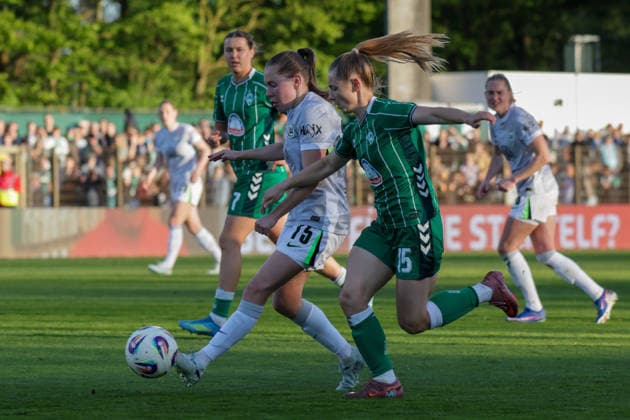 22 04 2026, xgrfx, Soccer Google Pixel Women Bundesliga, SV Werder Bremen VfL Wolfsburg v l Janou Levels VfL Wolfsburg , Michelle Weiß Werder Bremen DFL DFB REGULATIONS PROHIBIT ANY USE OF PHOTOGRAPHS as IMAGE SEQUENCES and or QUASI VIDEO Bremen
