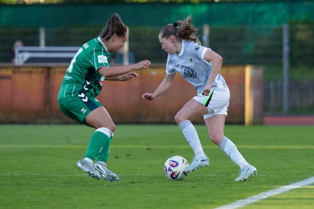22 04 2026, xgrfx, Soccer Google Pixel Women Bundesliga, SV Werder Bremen VfL Wolfsburg v l Maja Sternad Werder Bremen , Janou Levels VfL Wolfsburg DFL DFB REGULATIONS PROHIBIT ANY USE OF PHOTOGRAPHS as IMAGE SEQUENCES and or QUASI VIDEO Bremen