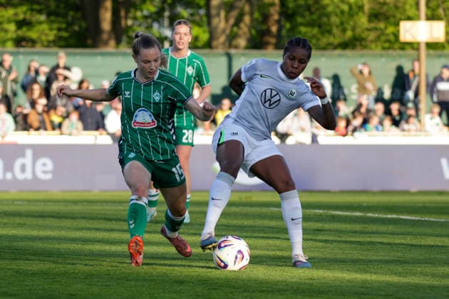 22 04 2026, xgrfx, Soccer Google Pixel Women Bundesliga, SV Werder Bremen VfL Wolfsburg v l Michelle Weiß Werder Bremen , Lineth Beerensteyn VfL Wolfsburg DFL DFB REGULATIONS PROHIBIT ANY USE OF PHOTOGRAPHS as IMAGE SEQUENCES and or QUASI VIDEO Bremen