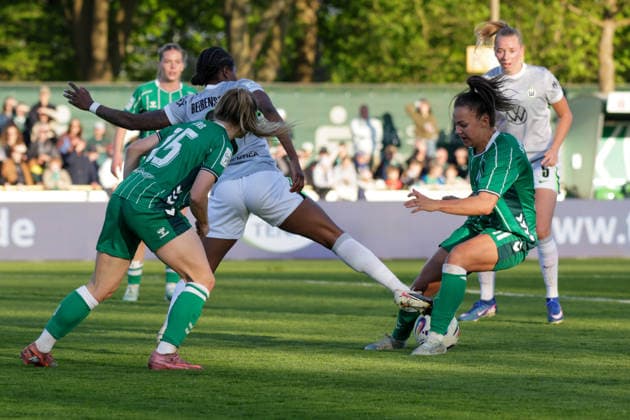 22 04 2026, xgrfx, Soccer Google Pixel Women Bundesliga, SV Werder Bremen VfL Wolfsburg v l Lineth Beerensteyn VfL Wolfsburg , Maja Sternad Werder Bremen DFL DFB REGULATIONS PROHIBIT ANY USE OF PHOTOGRAPHS as IMAGE SEQUENCES and or QUASI VIDEO Bremen