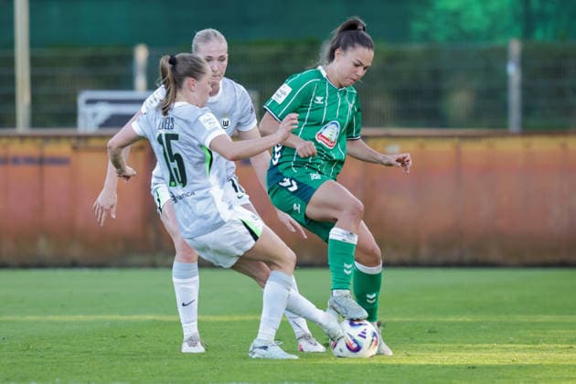 22 04 2026, xgrfx, Soccer Google Pixel Women Bundesliga, SV Werder Bremen VfL Wolfsburg v l Janou Levels VfL Wolfsburg , Maja Sternad Werder Bremen DFL DFB REGULATIONS PROHIBIT ANY USE OF PHOTOGRAPHS as IMAGE SEQUENCES and or QUASI VIDEO Bremen