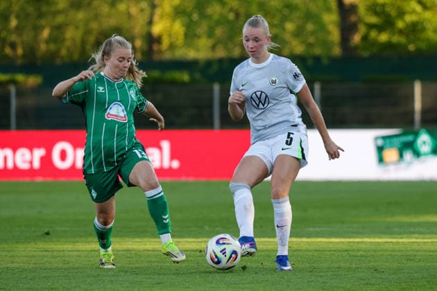 22 04 2026, xgrfx, Soccer Google Pixel Women Bundesliga, SV Werder Bremen VfL Wolfsburg v l Ricarda Walkling Werder Bremen , Ella Peddemors VfL Wolfsburg DFL DFB REGULATIONS PROHIBIT ANY USE OF PHOTOGRAPHS as IMAGE SEQUENCES and or QUASI VIDEO Bremen