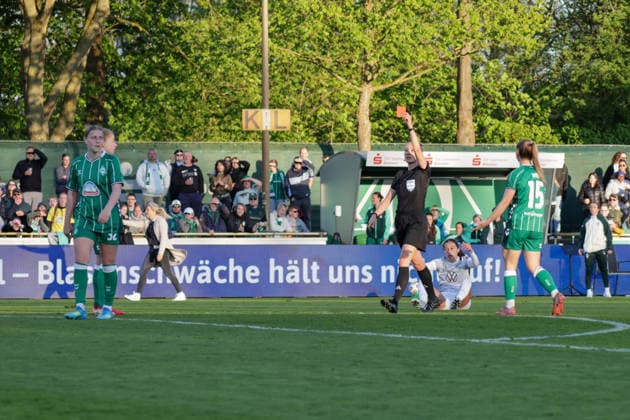 22 04 2026, xgrfx, Soccer Google Pixel Women Bundesliga, SV Werder Bremen VfL Wolfsburg v l Red Card, Sarah Gutmann Werder Bremen DFL DFB REGULATIONS PROHIBIT ANY USE OF PHOTOGRAPHS as IMAGE SEQUENCES and or QUASI VIDEO Bremen
