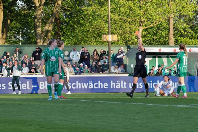 22 04 2026, xgrfx, Soccer Google Pixel Women Bundesliga, SV Werder Bremen VfL Wolfsburg v l Red Card, Sarah Gutmann Werder Bremen DFL DFB REGULATIONS PROHIBIT ANY USE OF PHOTOGRAPHS as IMAGE SEQUENCES and or QUASI VIDEO Bremen