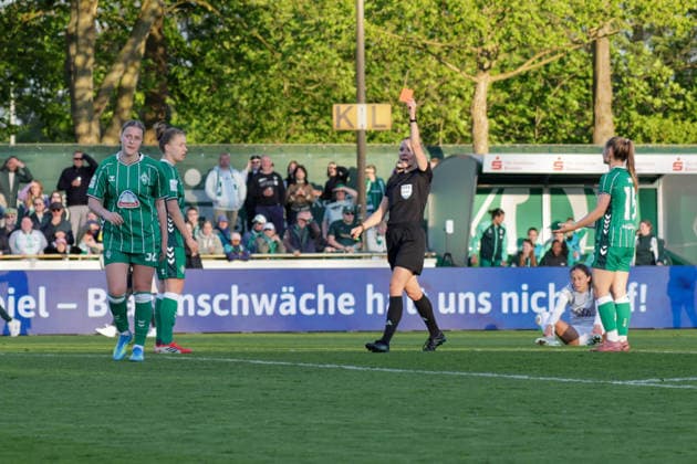 22 04 2026, xgrfx, Soccer Google Pixel Women Bundesliga, SV Werder Bremen VfL Wolfsburg v l Red Card, Sarah Gutmann Werder Bremen DFL DFB REGULATIONS PROHIBIT ANY USE OF PHOTOGRAPHS as IMAGE SEQUENCES and or QUASI VIDEO Bremen