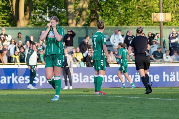 22 04 2026, xgrfx, Soccer Google Pixel Women Bundesliga, SV Werder Bremen VfL Wolfsburg v l Red Card, Sarah Gutmann Werder Bremen DFL DFB REGULATIONS PROHIBIT ANY USE OF PHOTOGRAPHS as IMAGE SEQUENCES and or QUASI VIDEO Bremen
