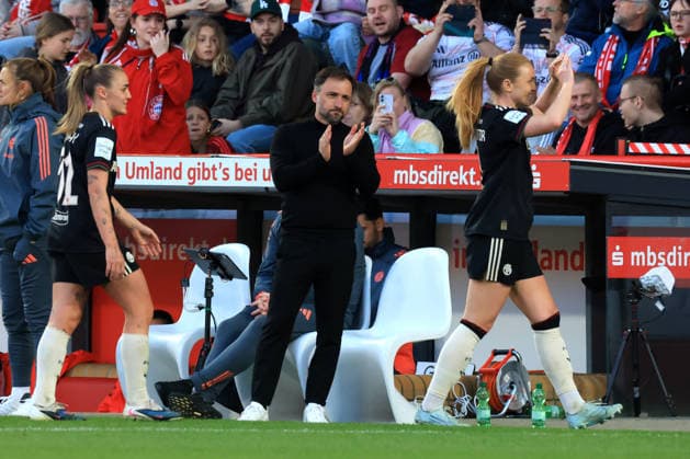 DEU, 2 BL, Frauen, 1 FC Union vs Bayern Muenchen, 22 04 2026, Stadion Alte Foersterei, Berlin, DEU, 2 BL, Frauen, 1 FC Union vs Bayern Muenchen, im Bild Trainer Jose Barcala FC Bayern Muenchen DFL regulations prohibit any use of Photographs as image sequences and or quasi video nordphotoxGmbHx xEngler nph00076