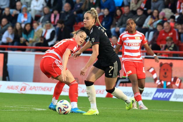 DEU, 2 BL, Frauen, 1 FC Union vs Bayern Muenchen, 22 04 2026, Stadion Alte Foersterei, Berlin, DEU, 2 BL, Frauen, 1 FC Union vs Bayern Muenchen, im Bild Kamber Lia 1 FC Union Berlin 41 , Gwinn Giulia FC Bayern Muenchen 7 DFL regulations prohibit any use of Photographs as image sequences and or quasi video nordphotoxGmbHx xEngler nph00076
