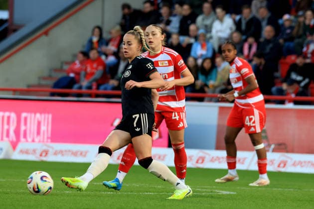 DEU, 2 BL, Frauen, 1 FC Union vs Bayern Muenchen, 22 04 2026, Stadion Alte Foersterei, Berlin, DEU, 2 BL, Frauen, 1 FC Union vs Bayern Muenchen, im Bild Kamber Lia 1 FC Union Berlin 41 , Gwinn Giulia FC Bayern Muenchen 7 DFL regulations prohibit any use of Photographs as image sequences and or quasi video nordphotoxGmbHx xEngler nph00076