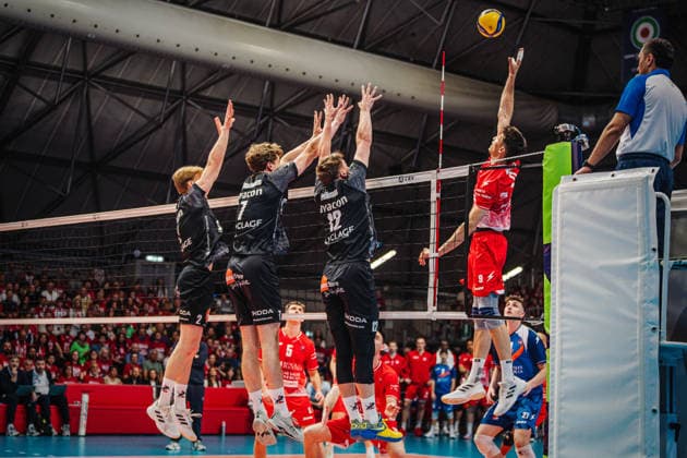 Volleyball Men CEV Cup 2026 Final Gas Sales Bluenergy Piacenza vs SVG Lüneburg 21 04 2026 Ramazan Efe Mandiraci 9 Gas Sales Bluenergy PIACENZA against the block of Daniel Gruvaeus 2 SVG Lüneburg , Joscha Kunstmann 7 SVG Lüneburg and Santeri Välimaa 12 SVG Lüneburg