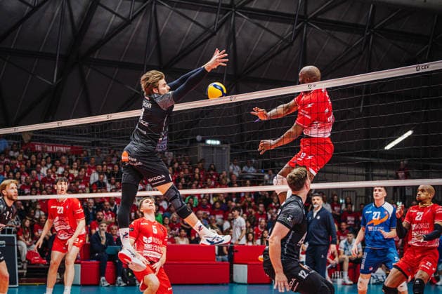 Volleyball Men CEV Cup 2026 Final Gas Sales Bluenergy Piacenza vs SVG Lüneburg 21 04 2026 Robertlandy Simon Aties 13 Gas Sales Bluenergy PIACENZA is blocked by Jackson Howe 6 SVG Lüneburg