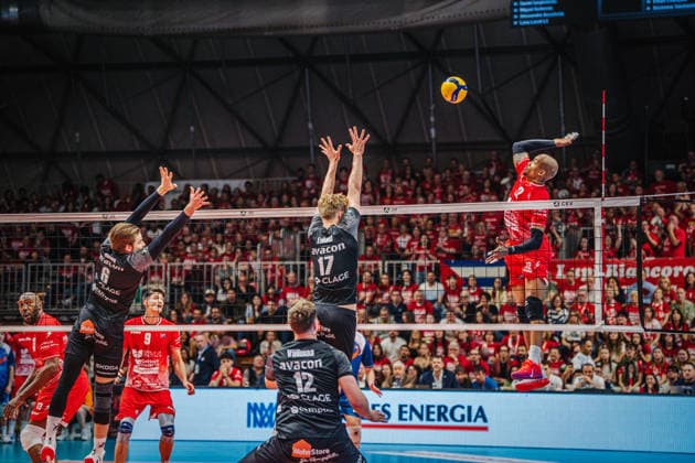 Volleyball Men CEV Cup 2026 Final Gas Sales Bluenergy Piacenza vs SVG Lüneburg 21 04 2026 Jose M Gutierrez Suarez 22 Gas Sales Bluenergy PIACENZA against the block of Axel Enlund 17 SVG Lüneburg