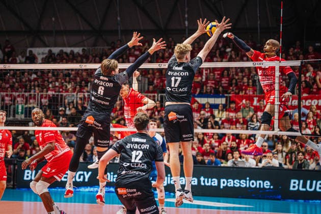 Volleyball Men CEV Cup 2026 Final Gas Sales Bluenergy Piacenza vs SVG Lüneburg 21 04 2026 Jose M Gutierrez Suarez 22 Gas Sales Bluenergy PIACENZA against the block of Axel Enlund 17 SVG Lüneburg and Jackson Howe 6 SVG Lüneburg